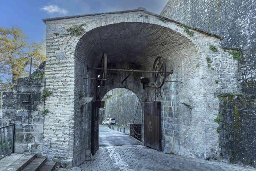 Pamplona 062 - Puerta de Francia.jpg